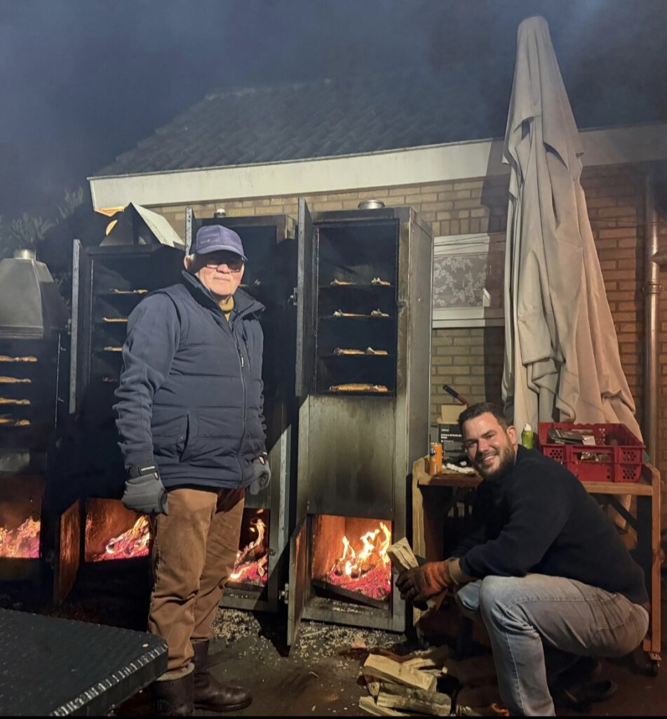 Ambachtelijkezalm.nl rookt speciaal op bestelling in een traditionele ouderwetse rookkast.